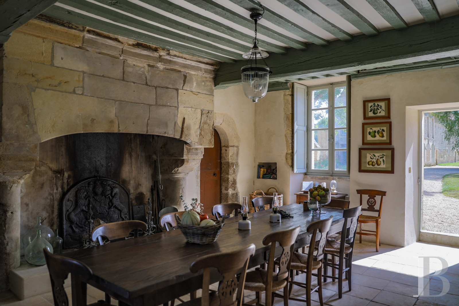 A château and its outbuildings in walled grounds to the north-east of Falaise, in Calvados - photo  n°10